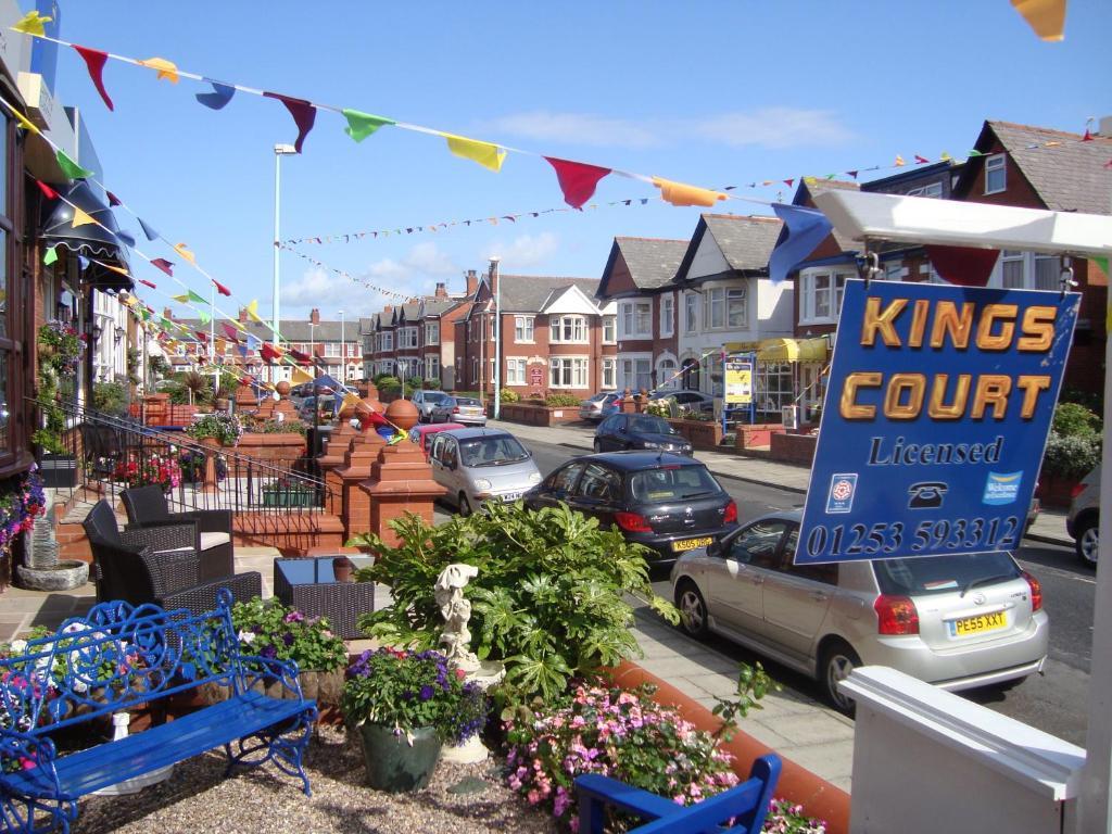 Kings Court Families & Couples Bed & Breakfast Blackpool Bagian luar foto