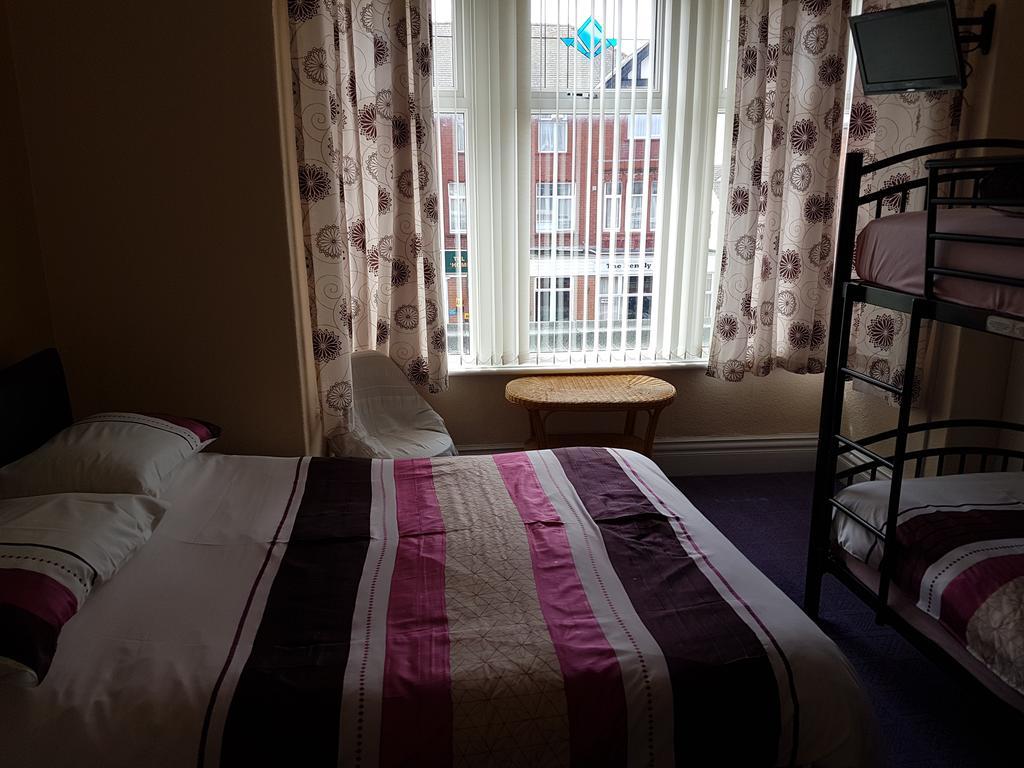 Kings Court Families & Couples Bed & Breakfast Blackpool Bagian luar foto