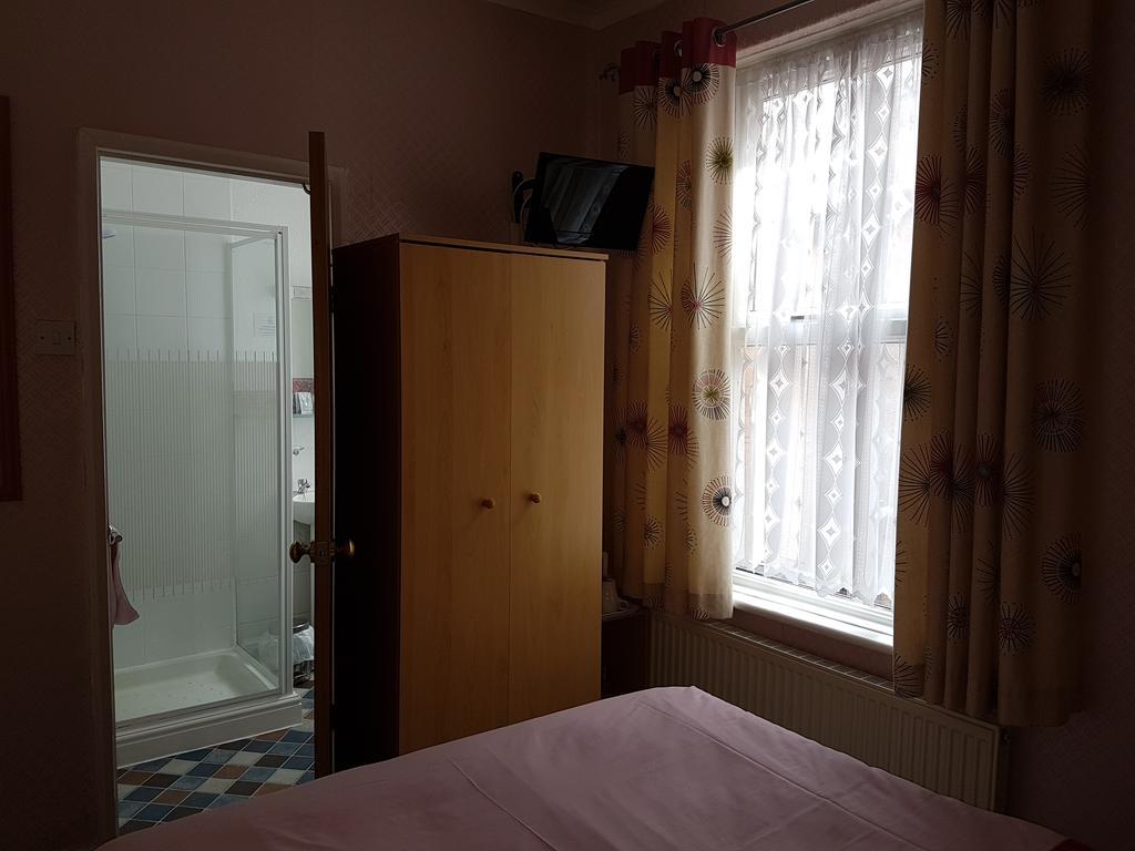 Kings Court Families & Couples Bed & Breakfast Blackpool Bagian luar foto