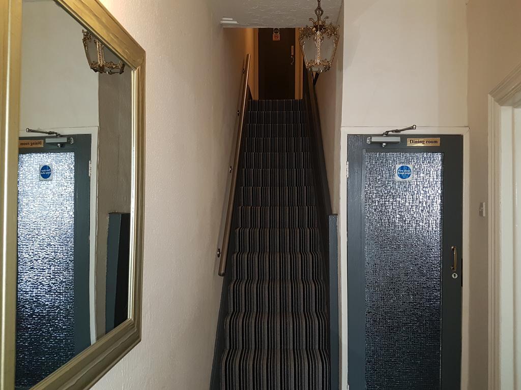 Kings Court Families & Couples Bed & Breakfast Blackpool Bagian luar foto