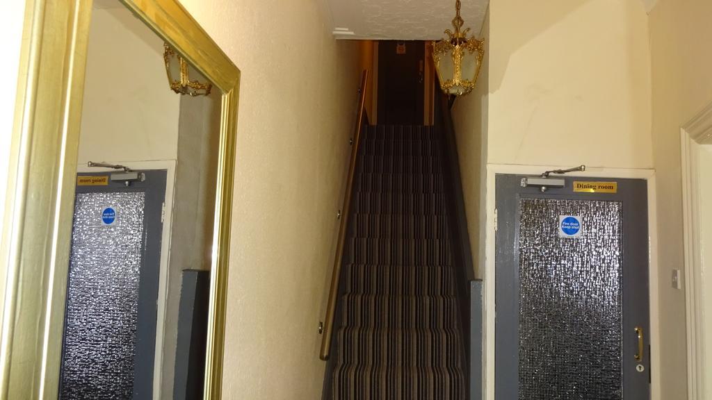 Kings Court Families & Couples Bed & Breakfast Blackpool Bagian luar foto