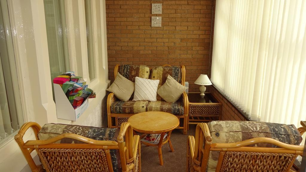Kings Court Families & Couples Bed & Breakfast Blackpool Bagian luar foto